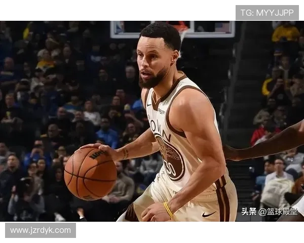 兰德尔高效挡拆配合库里拉开进攻差距提升球队核心威胁